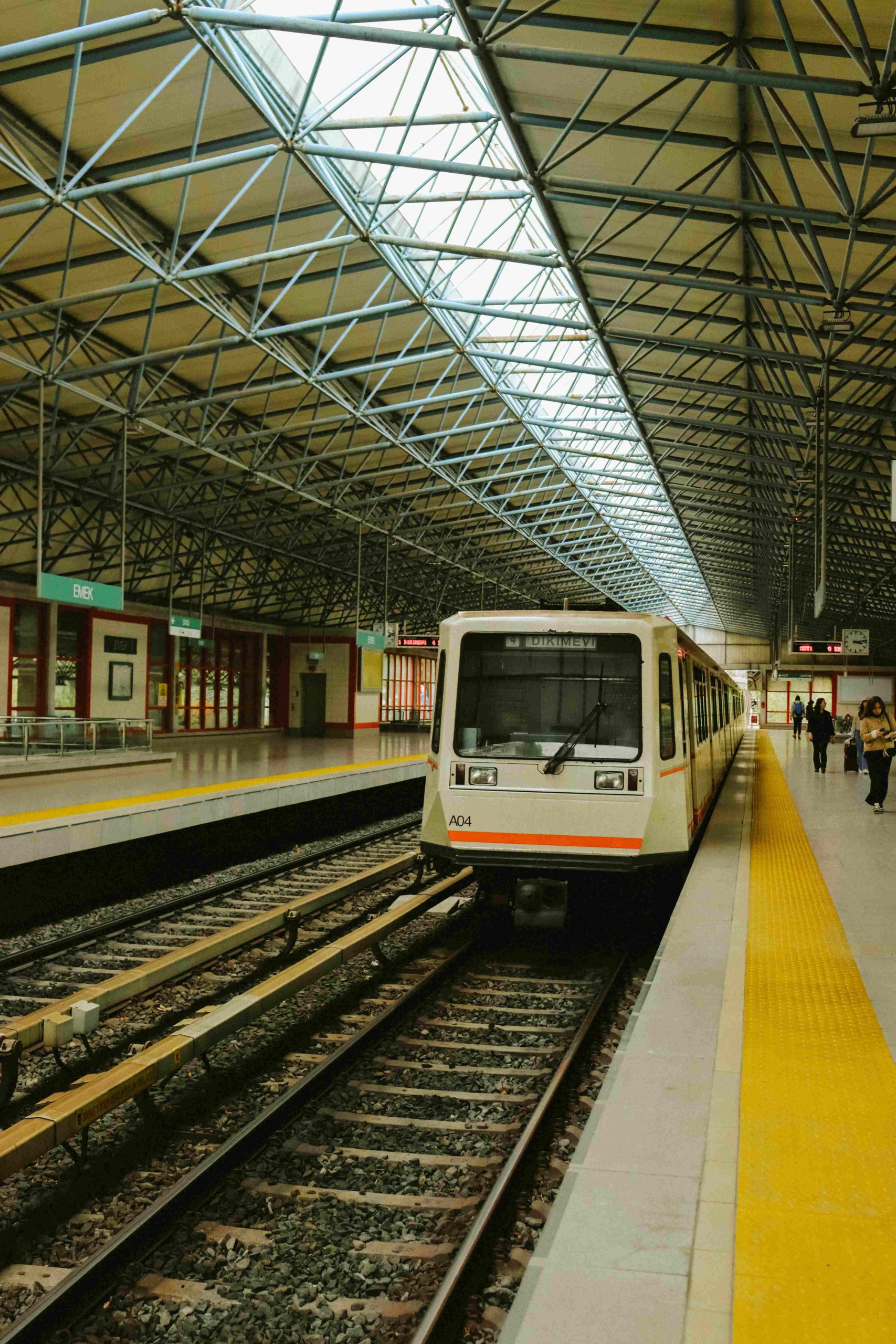 Punctualitatea trenurilor - un nivel record de scăzut la final de 2023